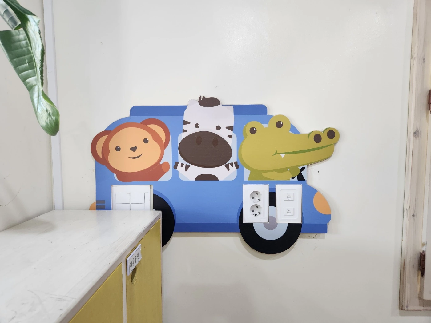 캐릭터 콘센트 벽장식